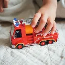 Niño-jugando-con-Crazy-Motors-Captain-Fire-Coche-Coleccion-Djeco-Fuerteventura.webp