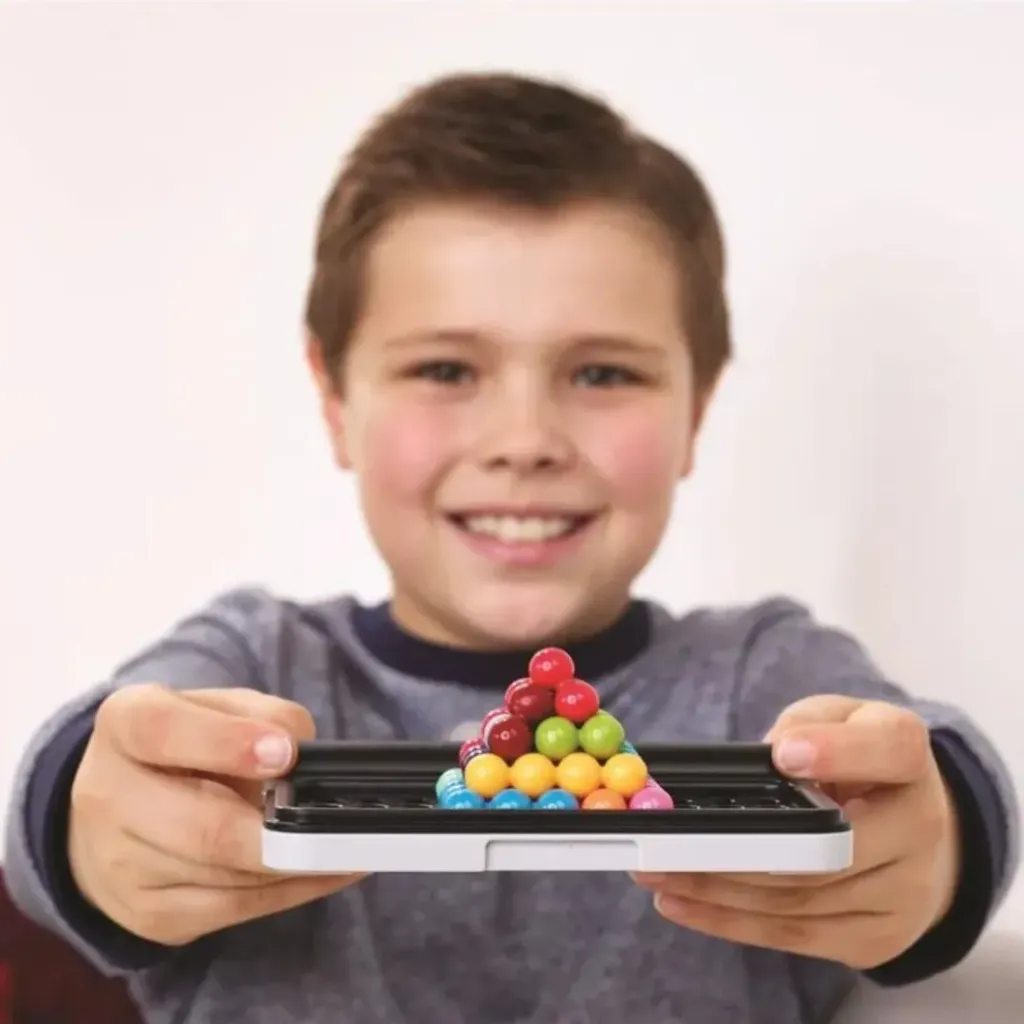 Niño-Jugando-a-IQ-Puzzle-Pro-Smartgames-Jugueteria-Lanzarote.webp