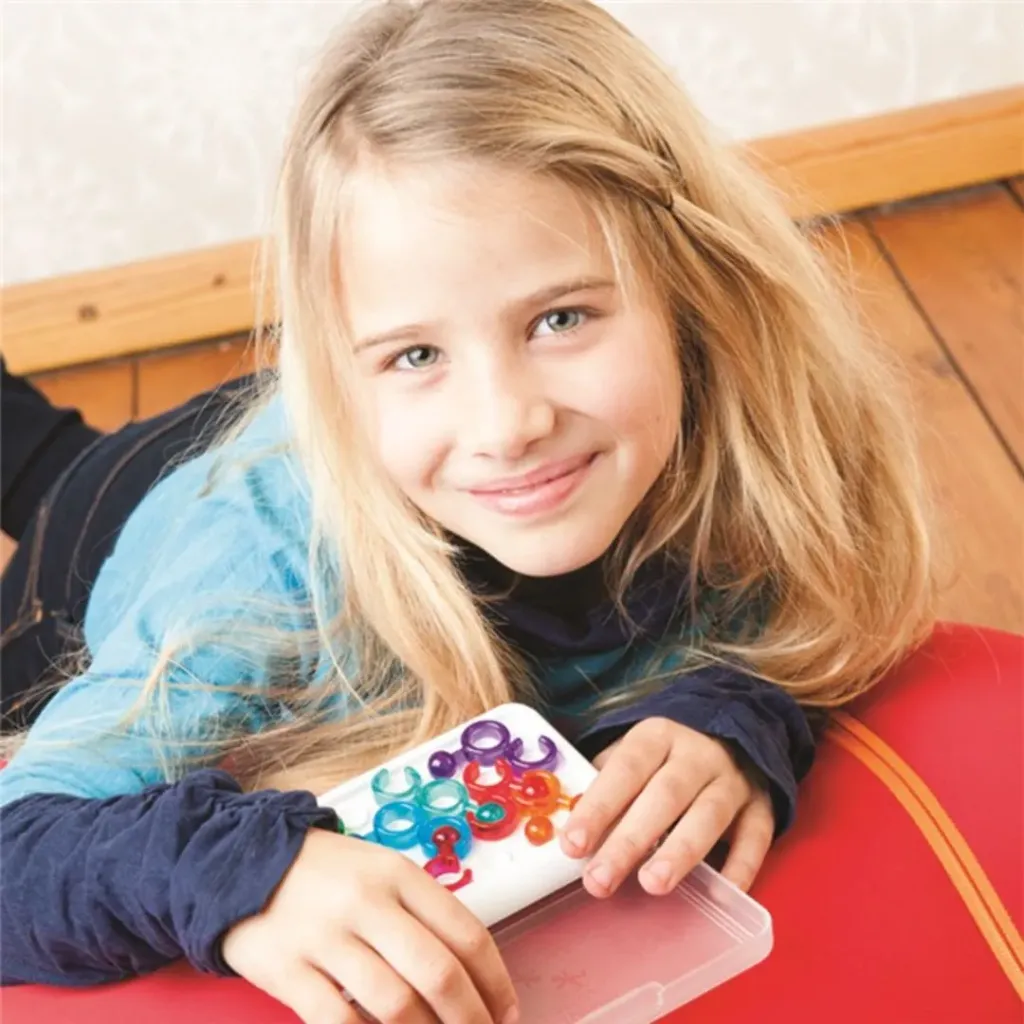 Niña-con--Juego-De-Logica-IQ-Link-SmartGames-Jugueteria-Educativa-Canarias.webp