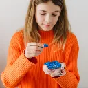 Chica-con-Juego-De-Logica-IQ-Mini-SmartGames-Jugueteria-Mukkies.webp