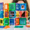 Niña-con-juego-magnético-cool-windos-20-piezas-imanix-jugueteria-mukkies-Lanzarote.webp
