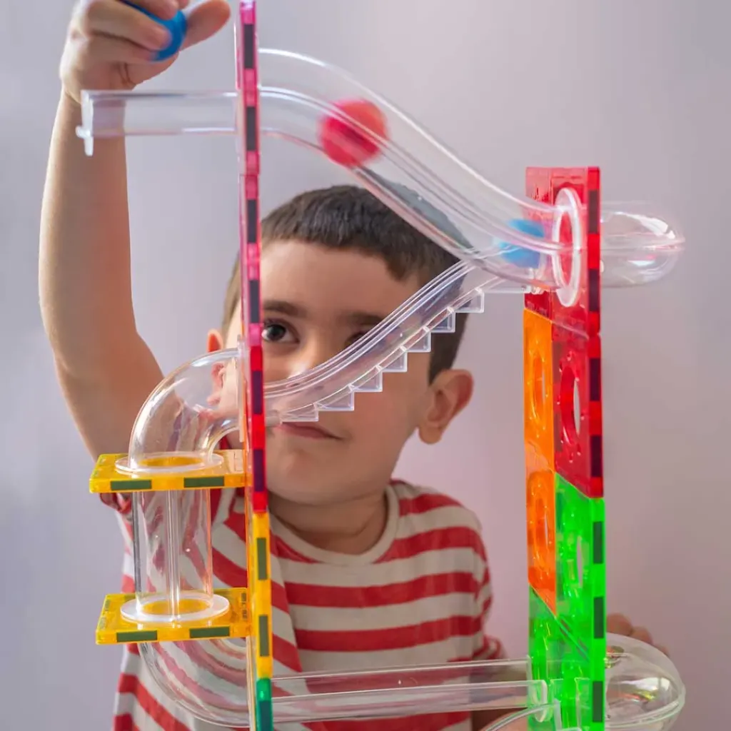Niño-juego-magnetico-imanix-tobogan-jugueterias-en-Canarias.webp