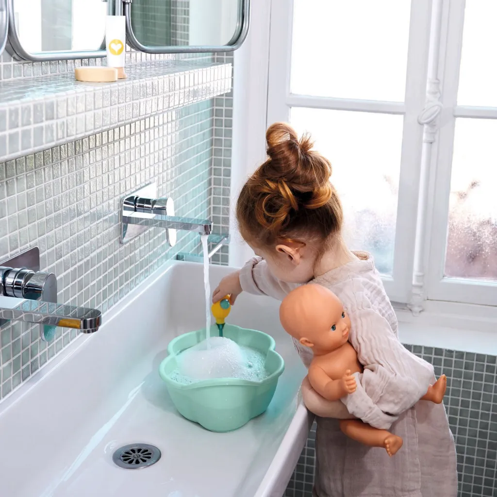 Niña-bañando-a-Olive-Pomea-Muñeca-para-el-baño-Djeco-Jugueterias-en-Lanzarote.webp