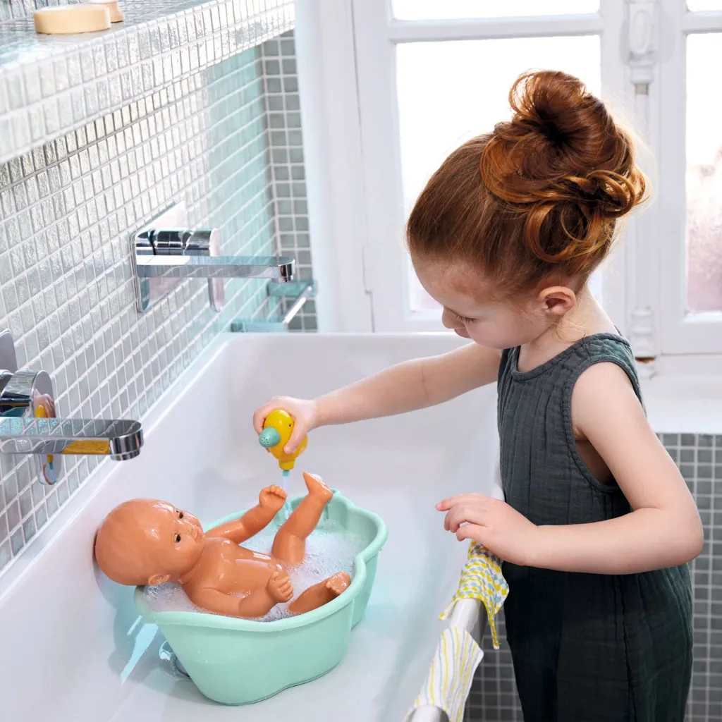 Juego-simbolico--Pomea-Muñeca-para-el-baño-Olivia-Djeco-Jugueterias-en-Lanzarote.webp