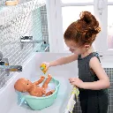Juego-simbolico--Pomea-Muñeca-para-el-baño-Olivia-Djeco-Jugueterias-en-Lanzarote.webp