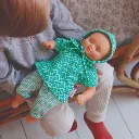 Bebé-con-Conjunto-Ropa-Zazen-Pomea-Djeco-Jugueteria-Mukkies-Lanzarote.webp