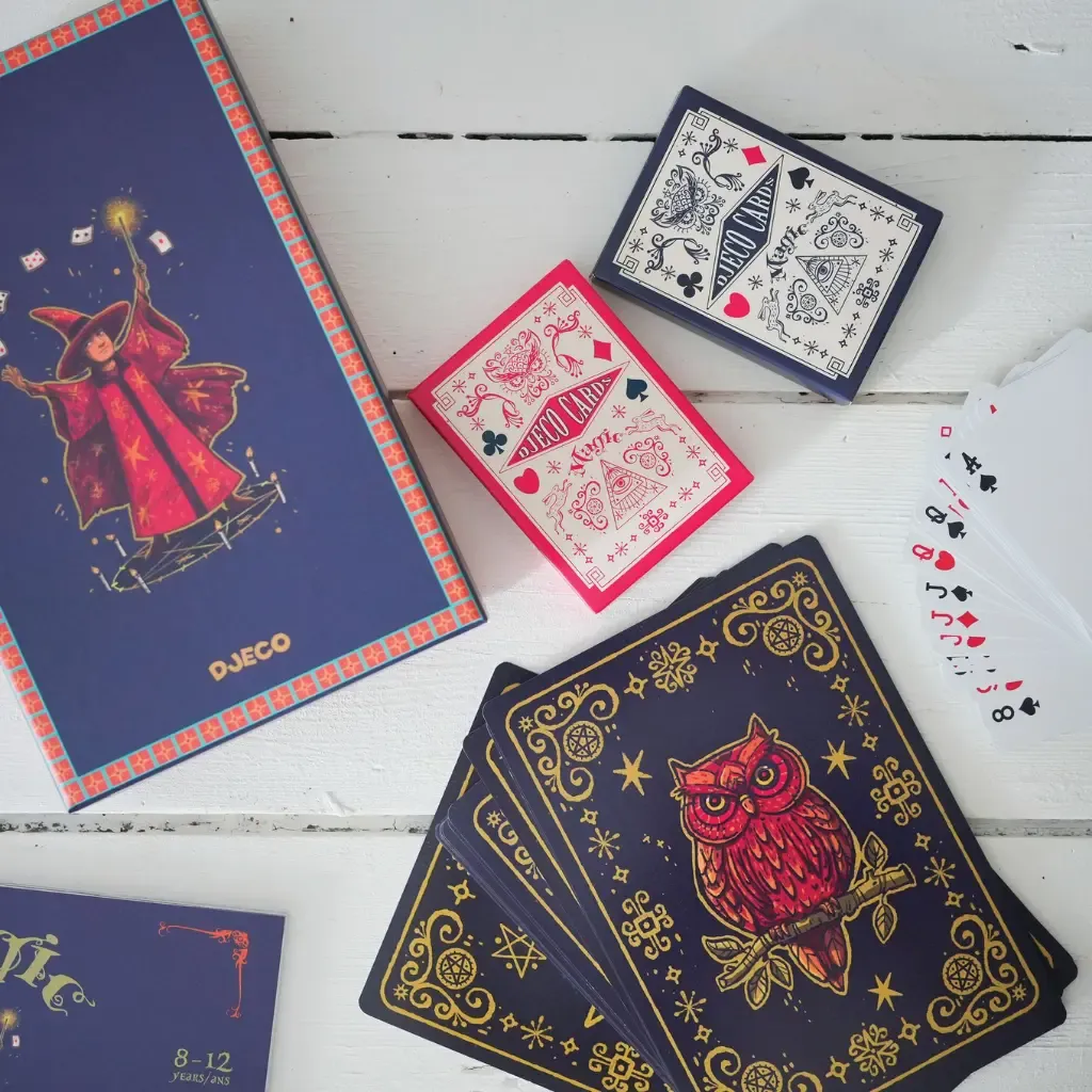 Detalle-Juego-de-cartas-de-Magia-Cartum-Magus-Djeco-Jugueteria-en-Canarias.webp