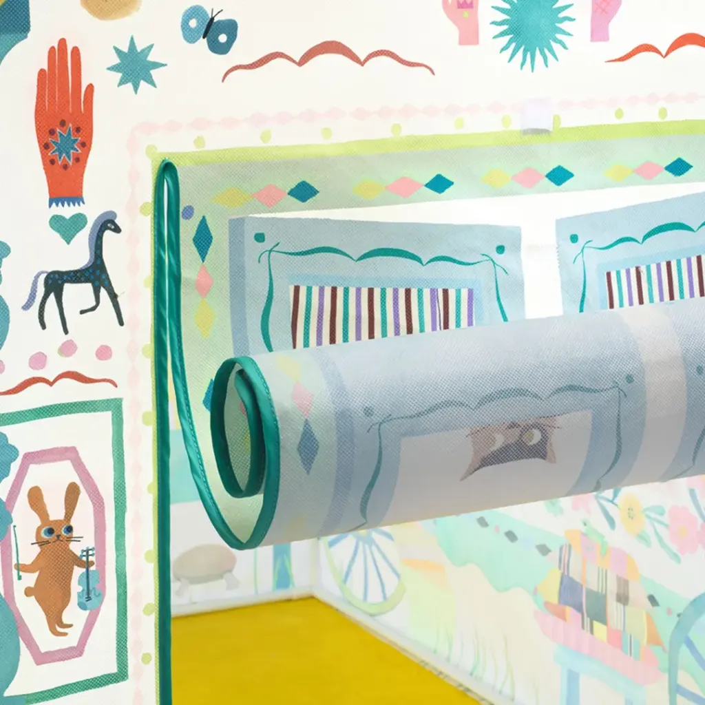 Detalle-Casita-de-Juegos-Caravana-Djeco-Jugueteria-de-diseño-Mukkies.webp