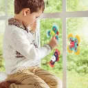 Niño-jugando-con-Conjunto-de-3-Spinner-en-ventana-Ludi-France-Jugueteria-Mukkies.webp