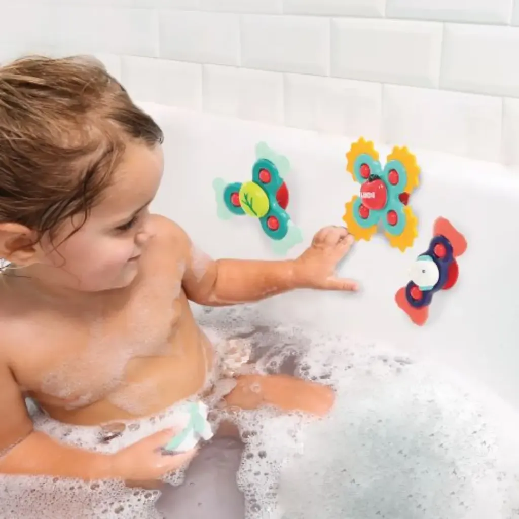Niña-jugando-con-Conjunto-de-3-Spinner-en-baño-Ludi-France-Jugueteria-Mukkies.webp