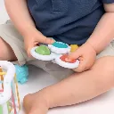 Bebé con-Poppit-de-Conjunto-De-Manipulación-Ludi-France-Jugueteria-Educativa-Mukkies.webp