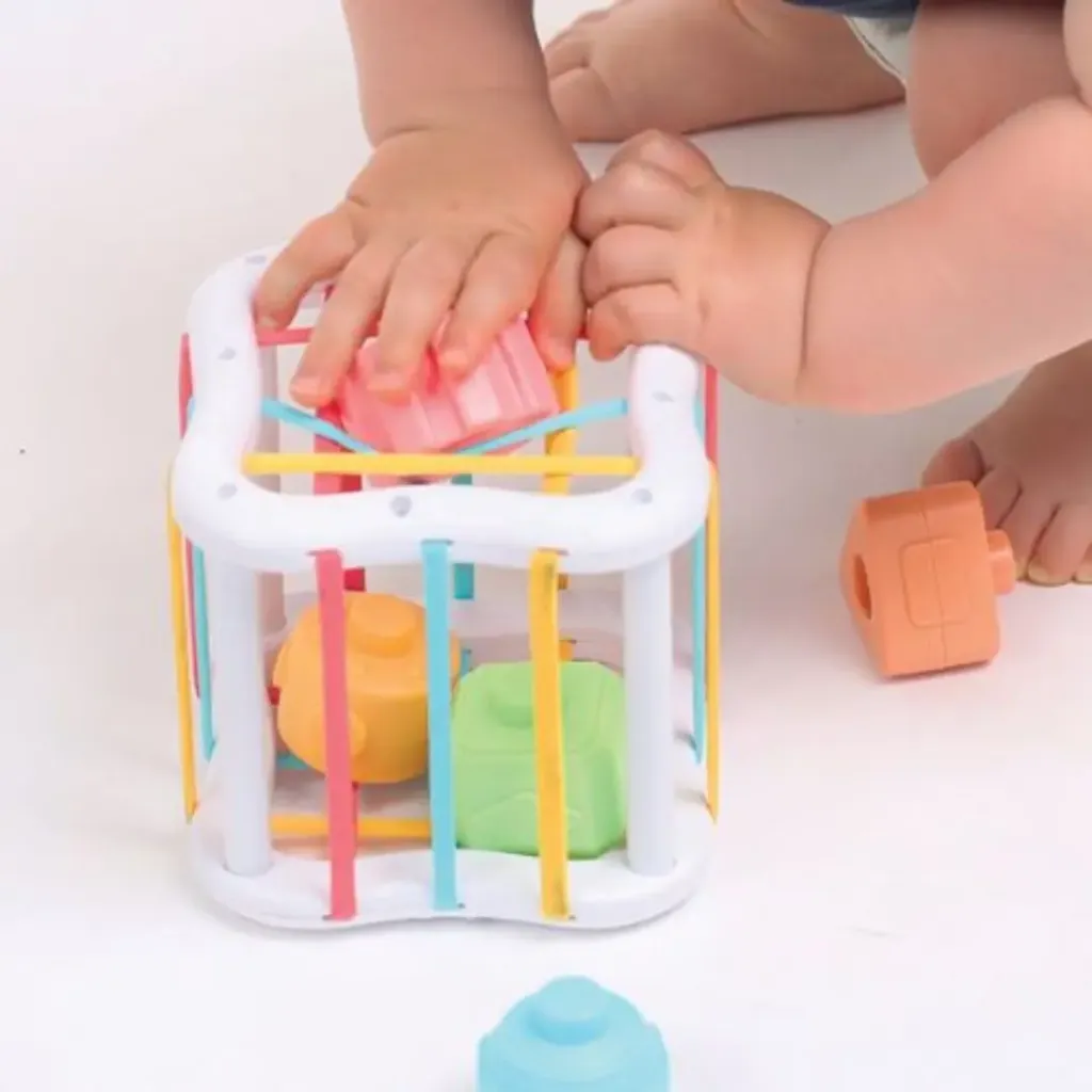 Bebé-con-Cubo-de-Conjunto-De-Manipulación-Ludi-France-Jugueteria-Educativa-Mukkies.webp