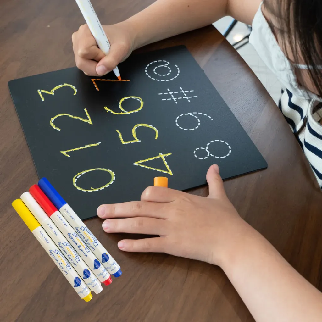 Niña usando las Pizarras de Rotuladores de Tiza EDU-Jaq Jaq Bird- Jugueteria Educativa Canarias.webp