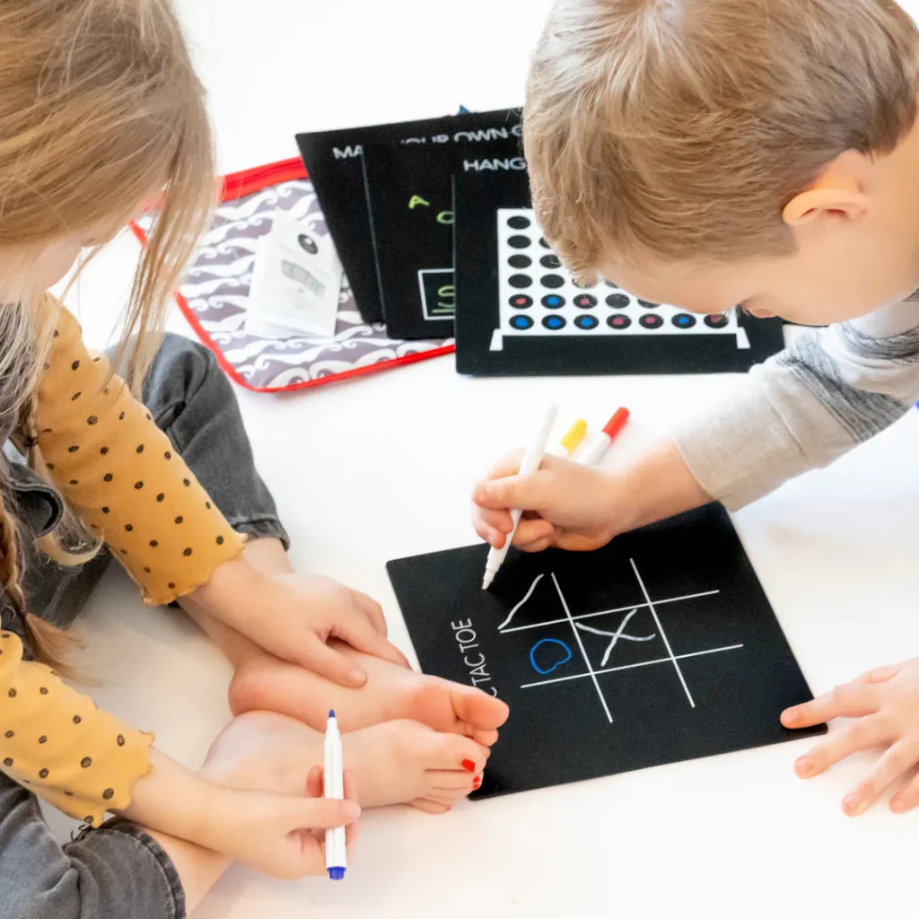 Niños usando las Pizarras de Rotuladores de Tiza Fun-Jaq Jaq Bird-Jugueteria Mukkies.webp
