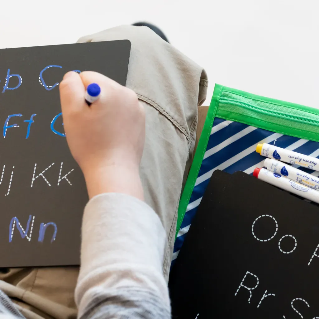 Niño usando las Pizarras de Rotuladores de Tiza ABCs-Jaq Jaq Bird-Jugueteria Educativa Lanzarote.webp