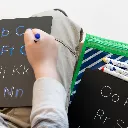Niño usando las Pizarras de Rotuladores de Tiza ABCs-Jaq Jaq Bird-Jugueteria Educativa Lanzarote.webp