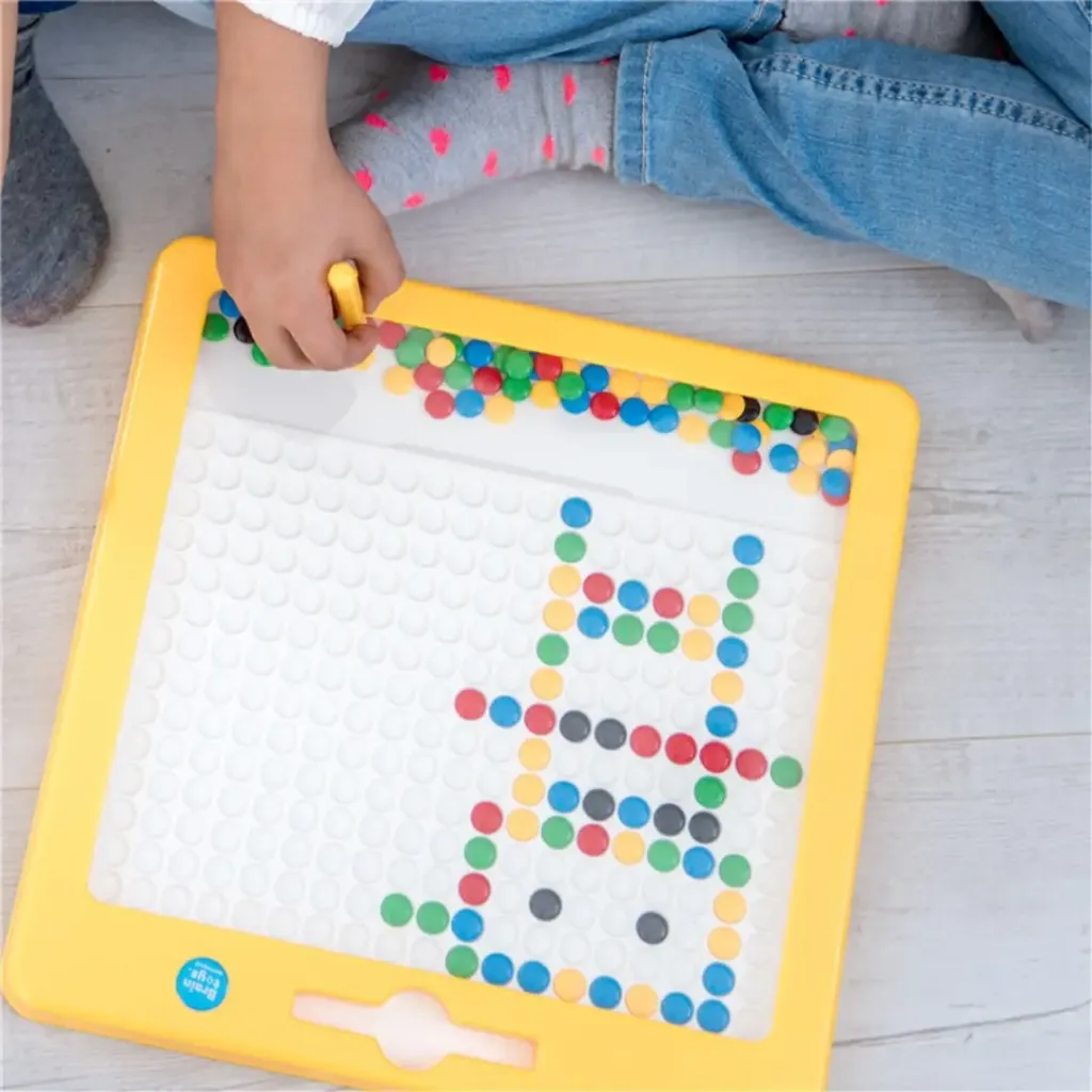 Niño usando-Juego Magnetico-Imadots-Braintoys-Jugueteria Mukkies-Canarias.webp