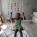 Niña jugando con Columpio Infantil-Kinderfeets-Jugueteria Mukkies Canarias.webp