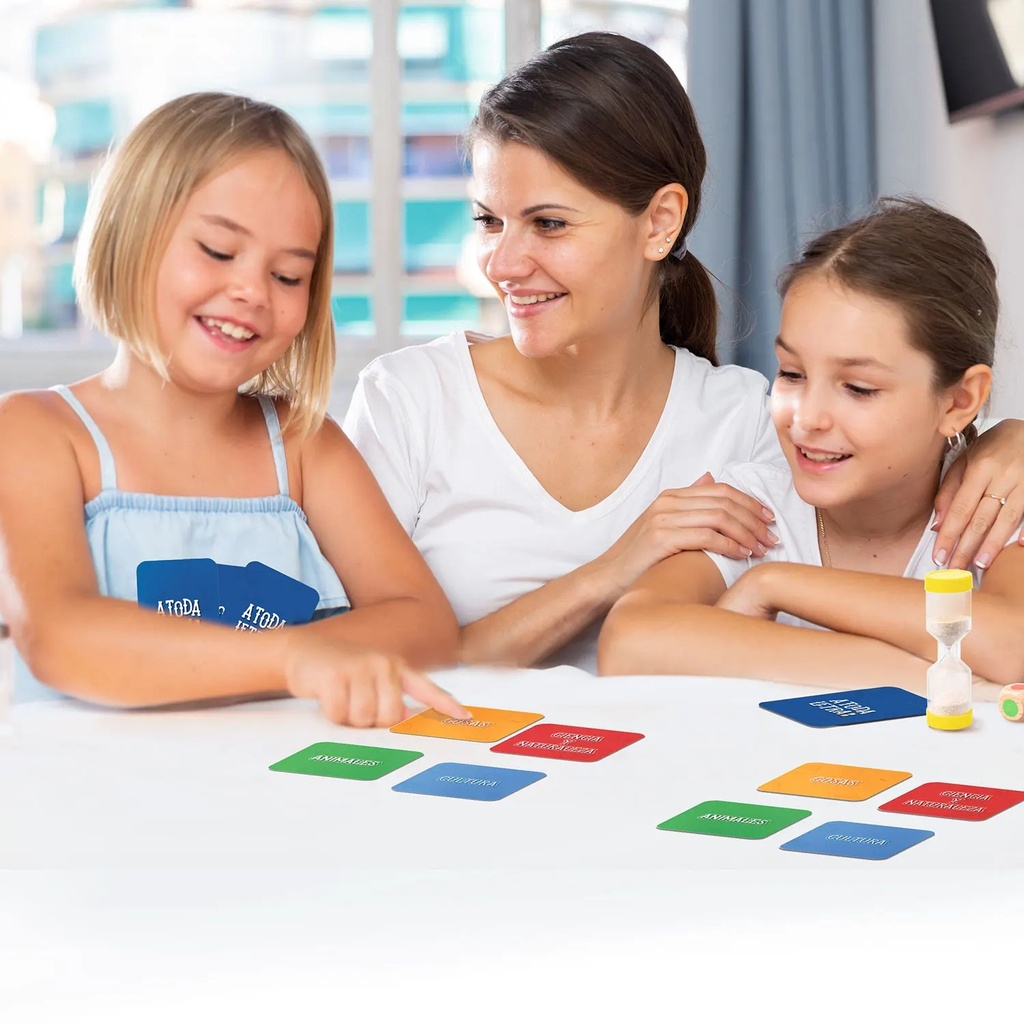Madre e hijas con Juego De Cartas A Toda Letra-Ludilo-Juguetería Mukkies