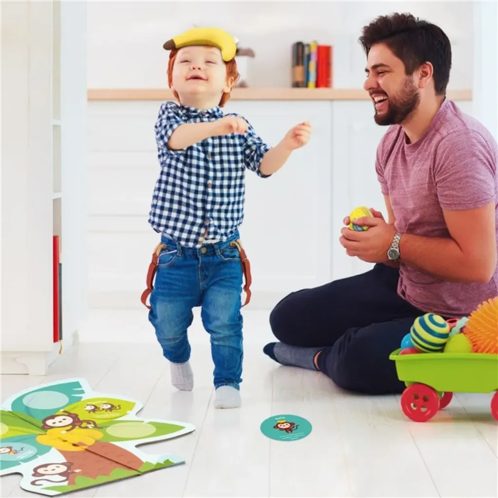 Papá e hijo jugando con Juego de Mesa Infantil Hacemos el Mono-ludilo-Juguetería Mukkies Lanzarote.webp