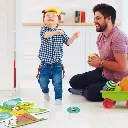 Papá e hijo jugando con Juego de Mesa Infantil Hacemos el Mono-ludilo-Juguetería Mukkies Lanzarote.webp