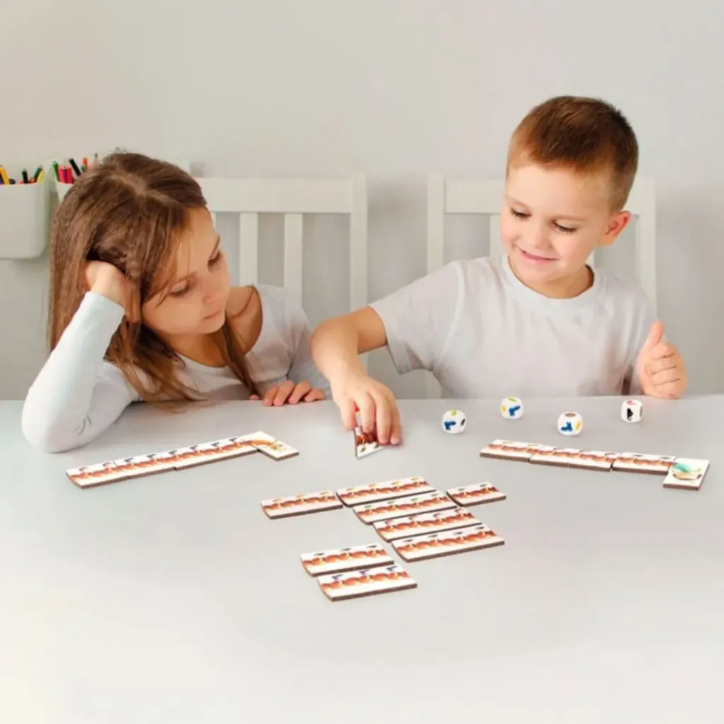 Niños jugando a Pantolino de Ludilo-de 2 a 4 jugadores a partir de 4 años.webp
