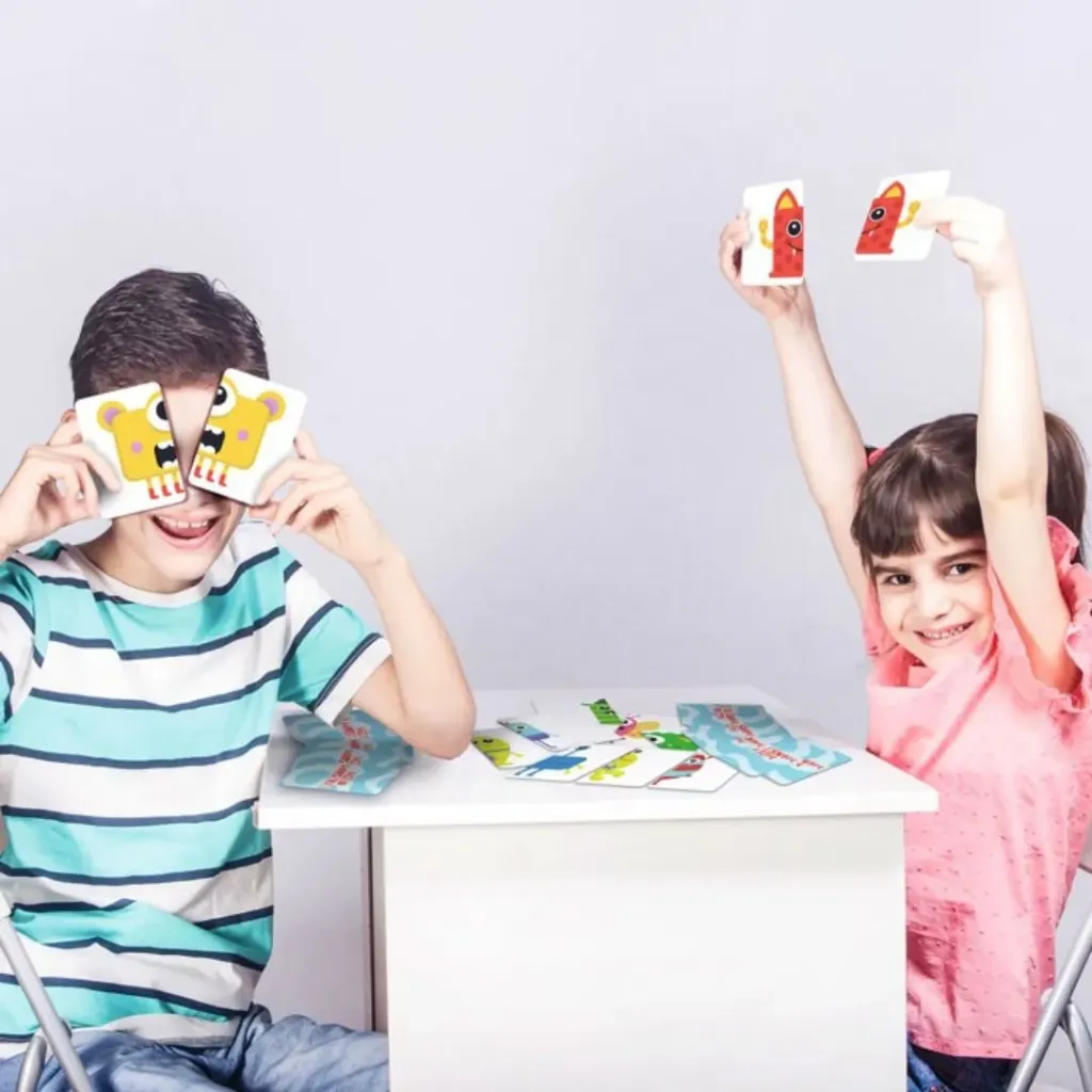 Niños jugando a Medio Monstruo-Juego de descripción de atributos para más 4 años.webp