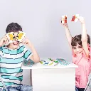 Niños jugando a Medio Monstruo-Juego de descripción de atributos para más 4 años.webp