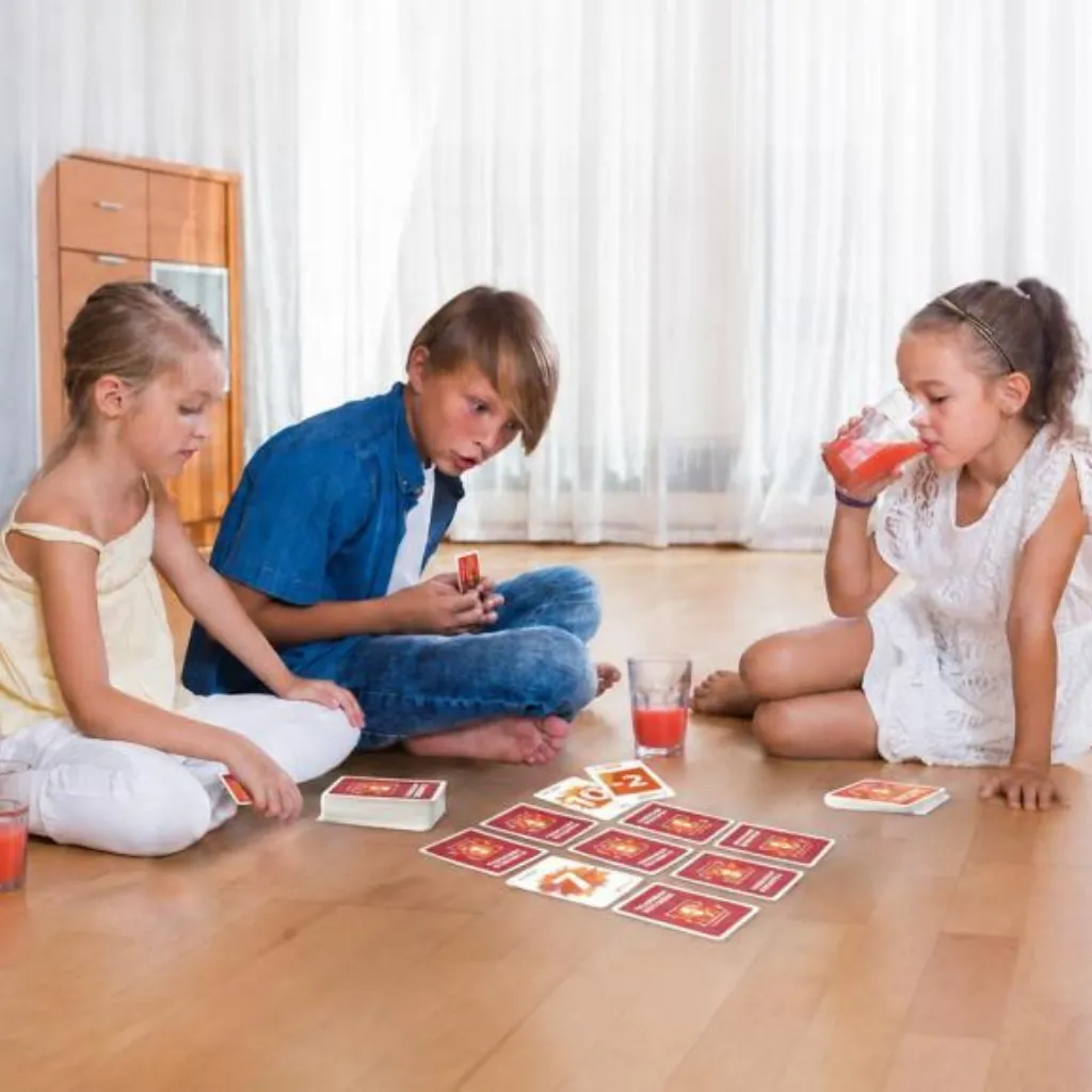 Niños jugando con cartas Operacion Dinamita-Jugueteria Educativa Mukkies.webp