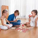 Niños jugando con cartas Operacion Dinamita-Jugueteria Educativa Mukkies.webp