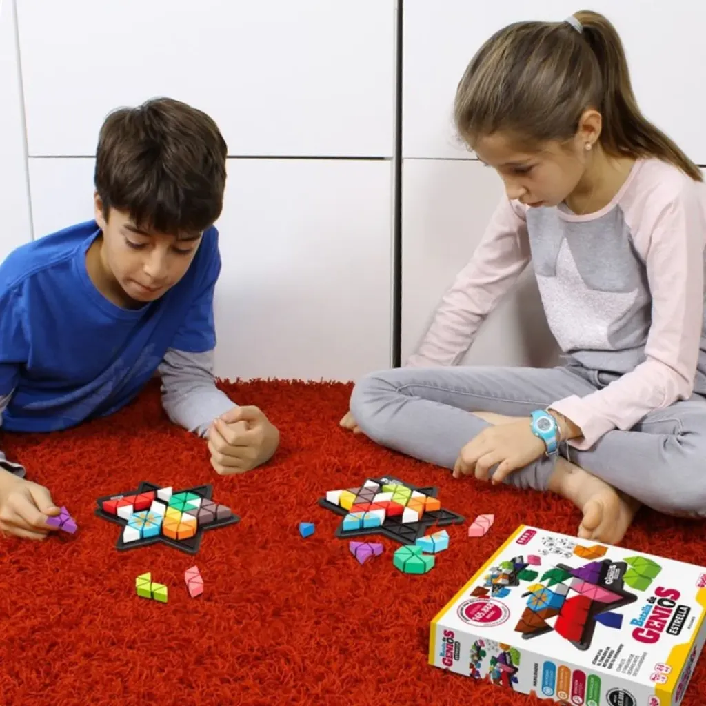Niño y niña jugando a Juego de Lógica-Batalla de Genios Estrella de Ludilo.webp
