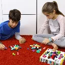Niño y niña jugando a Juego de Lógica-Batalla de Genios Estrella de Ludilo.webp