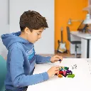 Chico jugando a Juego de Lógica-Batalla de Genios Estrella de Ludilo.webp