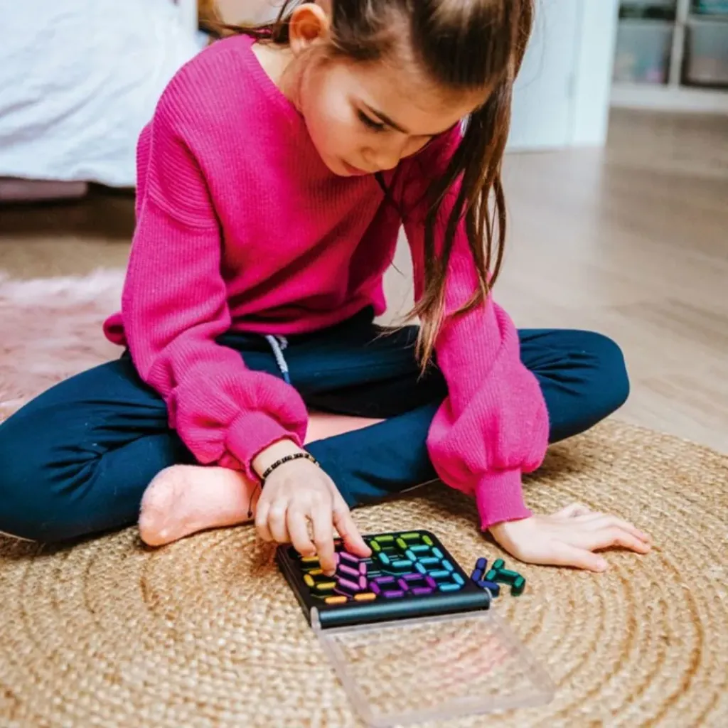 Niña jugando a IQ Digits-Smartgames-disponible en Mukkies Lanzarote.webp