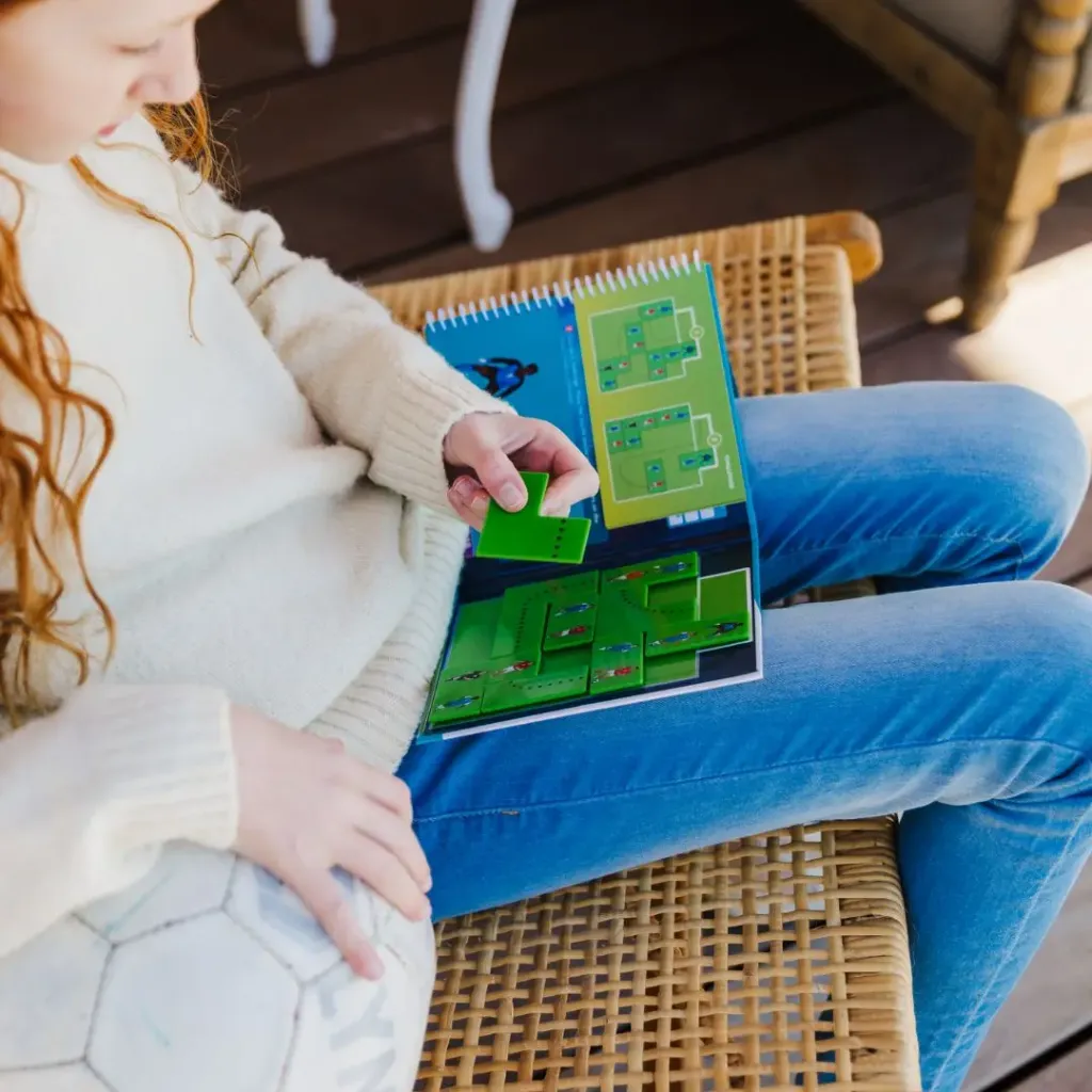Chica juagando a Juego de Logica magnetico-Gooal!-disponible en Mukkies Lanzarote.webp