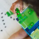 Persona juagando a Juego de Logica magnetico-Gooal!-disponible en Lanzarote.webp