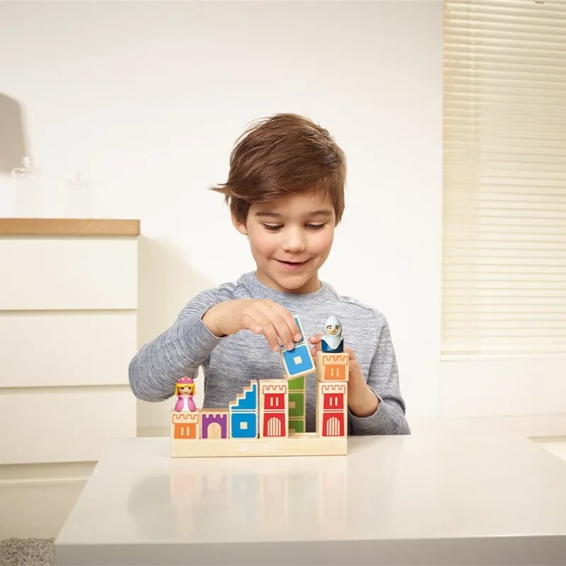 Niño jugando con Camelot Jr de SmartGames-disponible en Canarias.webp