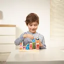 Niño jugando con Camelot Jr de SmartGames-disponible en Canarias.webp