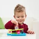 Niño jugando al juego de Logica-Los tres cerditos Delux-desde Lanzarote a todas las Islas Canarias.webp