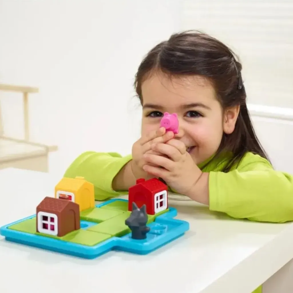Niña jugando al juego de Logica-Los tres cerditos Delux-disponible en Mukkies Lanzarote.webp