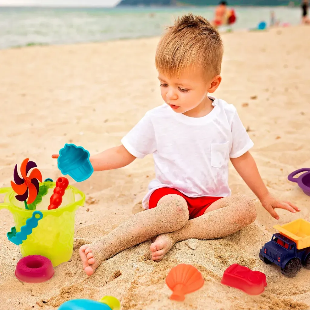 Niño jugando en la playa con los juegos del Ready Beach Bolso-disponible en Jueguetería Mukkies.webp
