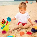 Niño jugando en la playa con los juegos del Ready Beach Bolso-disponible en Jueguetería Mukkies.webp
