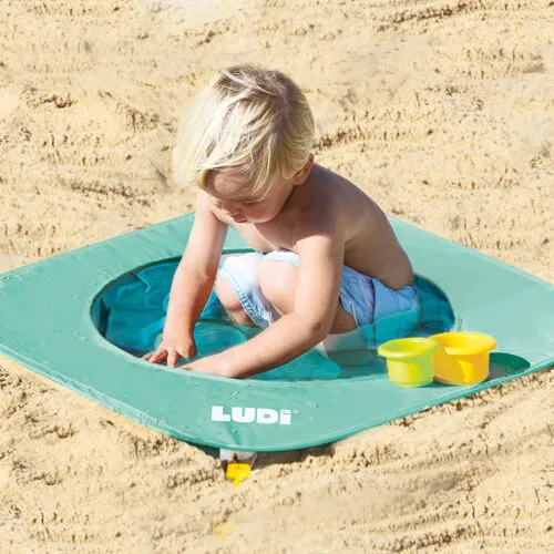 Peque usando la piscina para playa Pop Up-de Ludi Frace-disponible en Juguetería Mukkies.webp