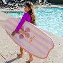 Chica con Tabla hinchable surf Flor-Swim Essential-disponible en Juguetería Mukkies.webp