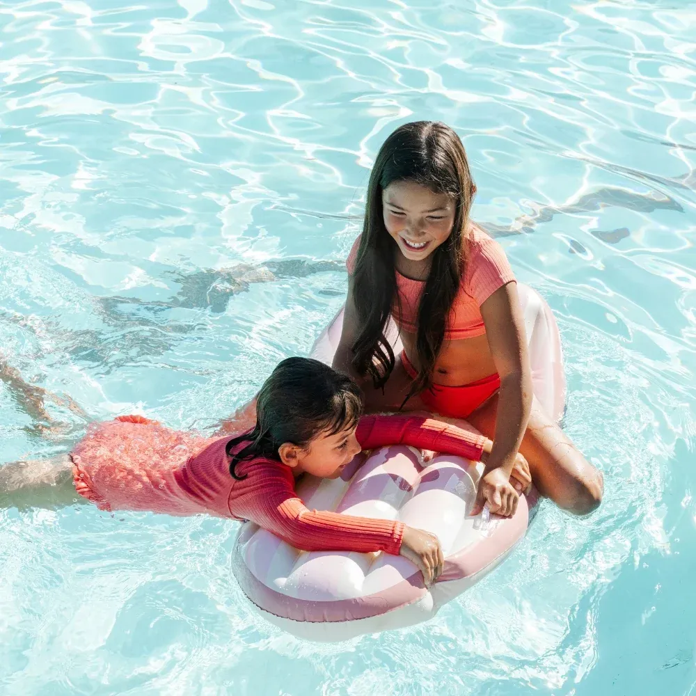 Chicas en piscina con Tabla hinchable surf Flor-Swim Essential-Lanzarote.webp