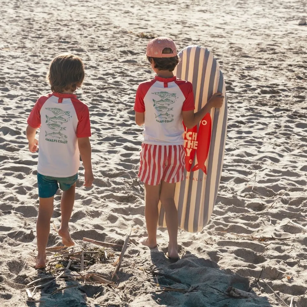 Dos niños con la Tabla hinchable surf Catch of the day-Swim Essential.webp