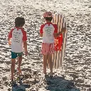 Dos niños con la Tabla hinchable surf Catch of the day-Swim Essential.webp