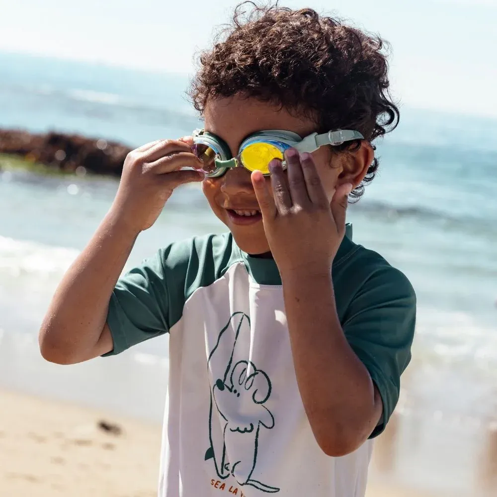 Niño con Gafas de Piscina verde-Swim Essential-disponible en Mukkies.webp