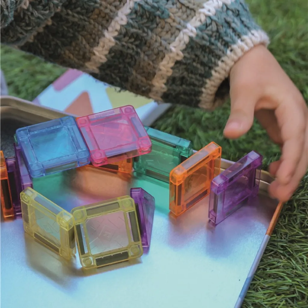 Niño jugando con Nomic Clacki Mini 60 piezas-NUEVO-piezas geométricas imantadas.webp