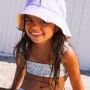 Niña con gorro reversible Flower lado liso-Swim Essentials-disponible en Mukkies.webp